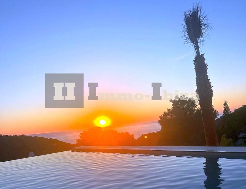 A Newly Built, Modern Villa in a Prime Sunset-Location with Walking-Distance to the Beach