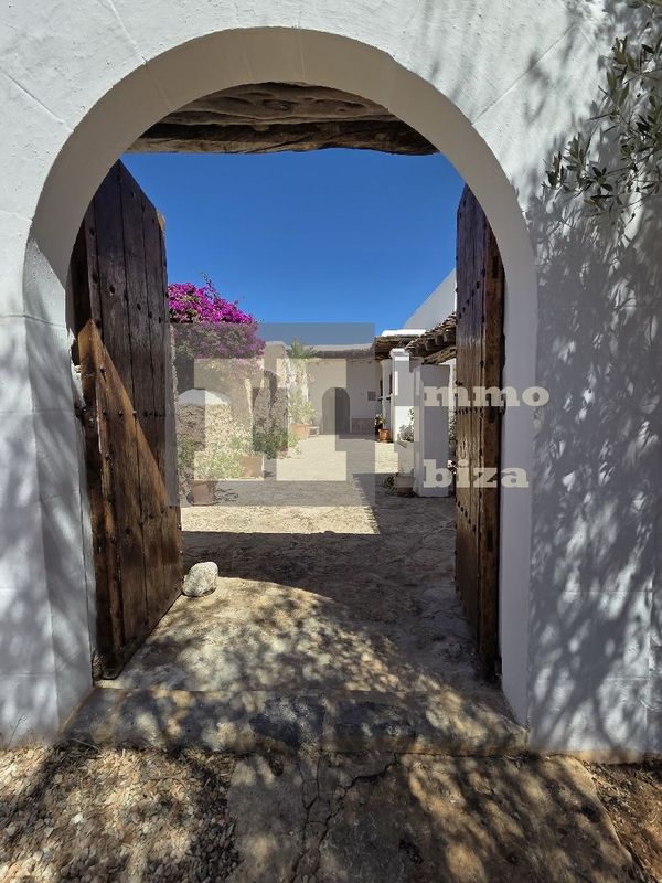 Authentic Finca with Infinity Pool in apeaceful area, with Old Touristic License and Private Path to the Sea.