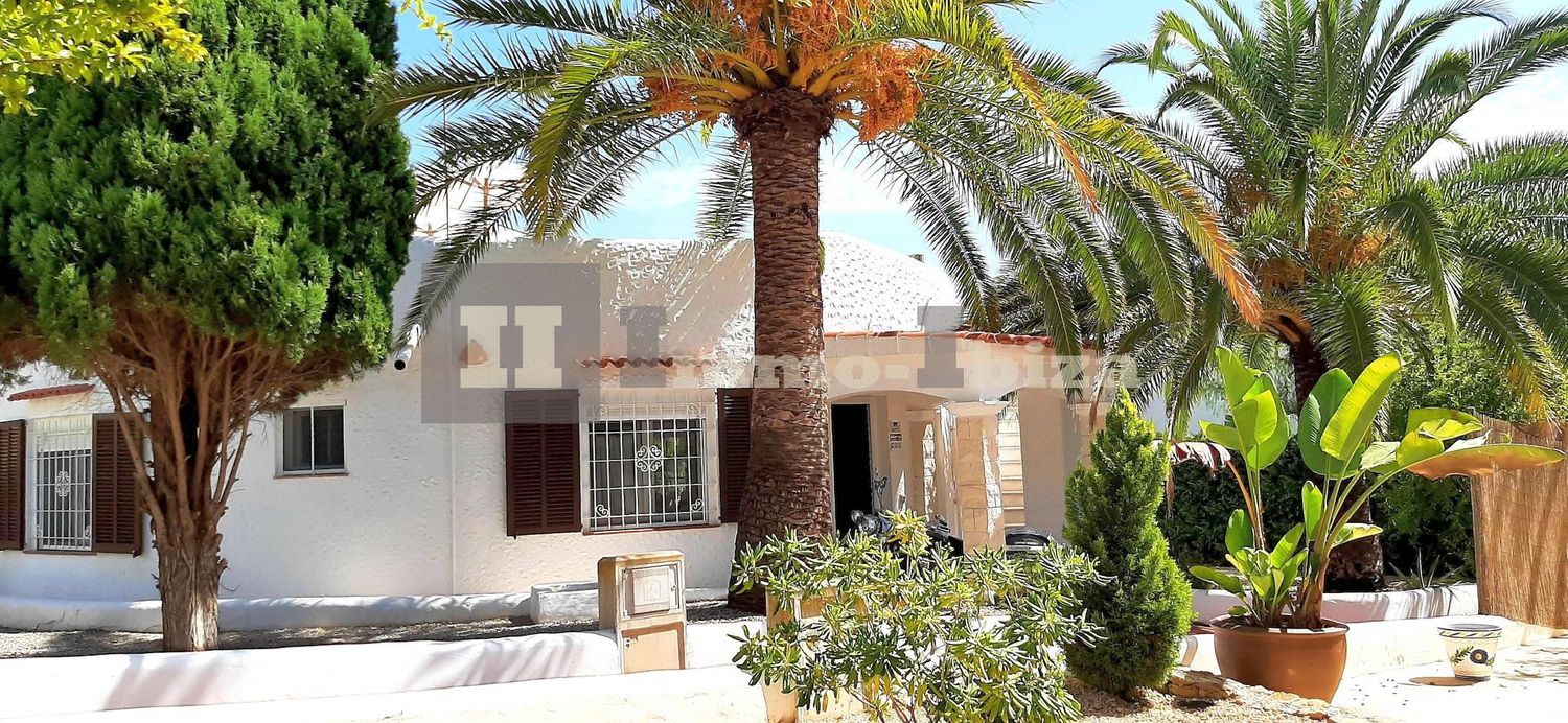 Detached house, with sunset views to the sea, with 3 bedrooms and 3 bathrooms, only 5 minutes walk to the sandy beaches, Cala Gracio / Cala Gracionetta. Real Estate for Sale in Cala Gracio, Ibiza. Entrance