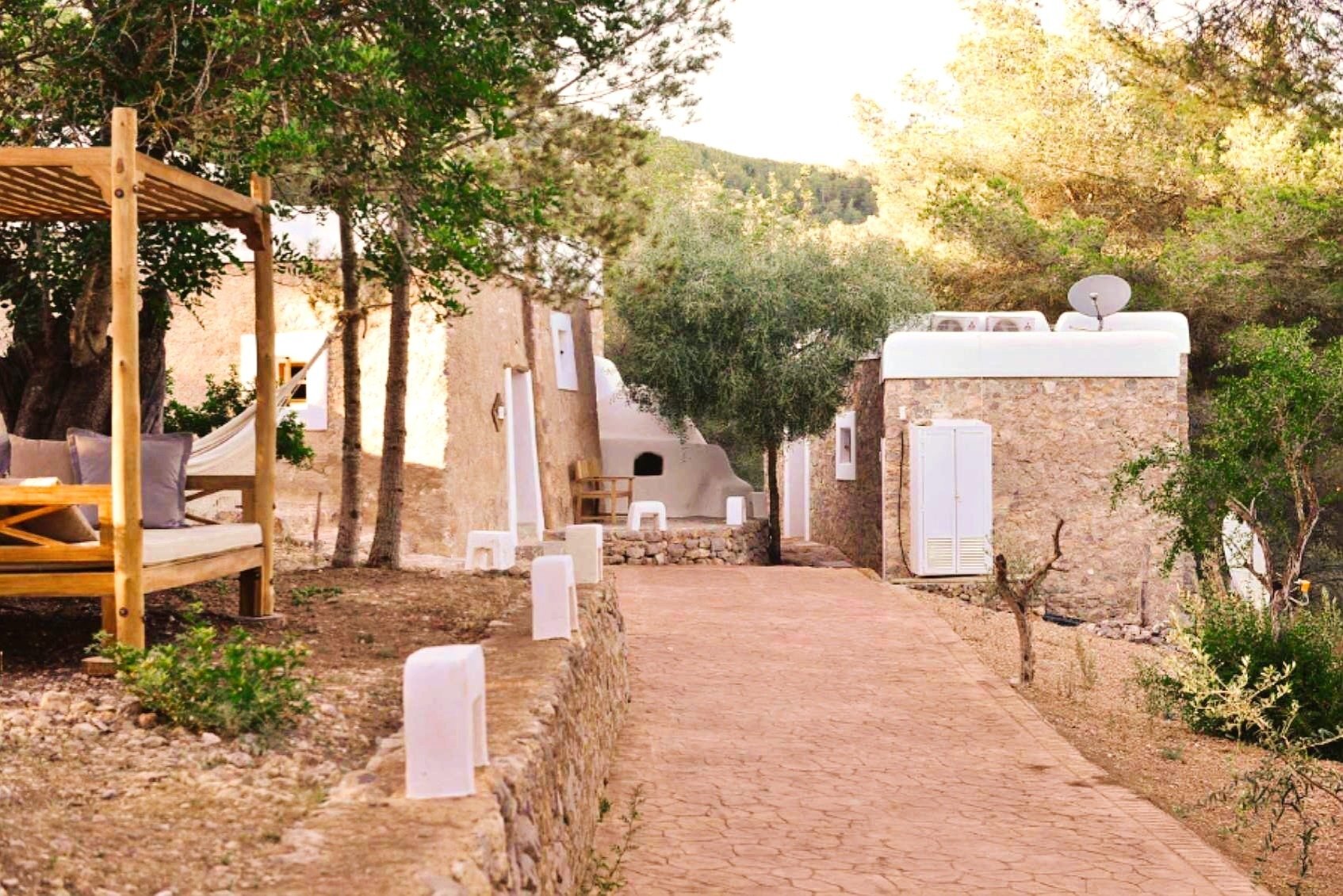 8 legal, renovated bungalows with tourist license, expandable as a first-class landscape hotel with 4 more bedrooms.