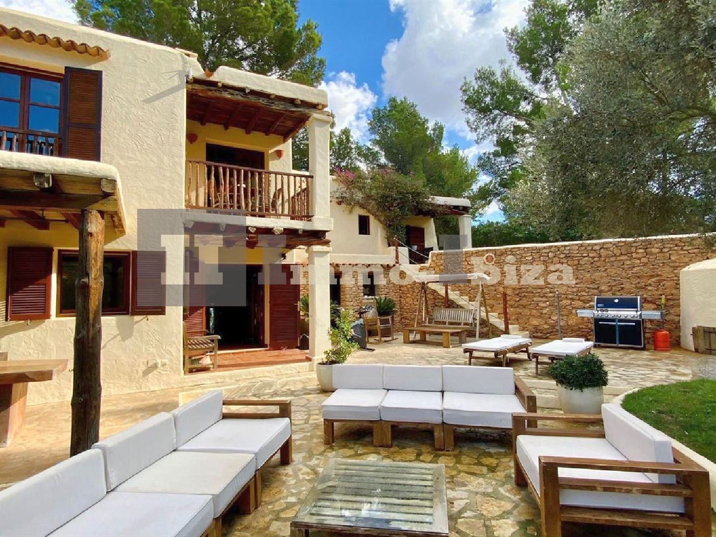 Very large, legal finca on a large plot with sunset on the terrace and panoramic views. All Papers available