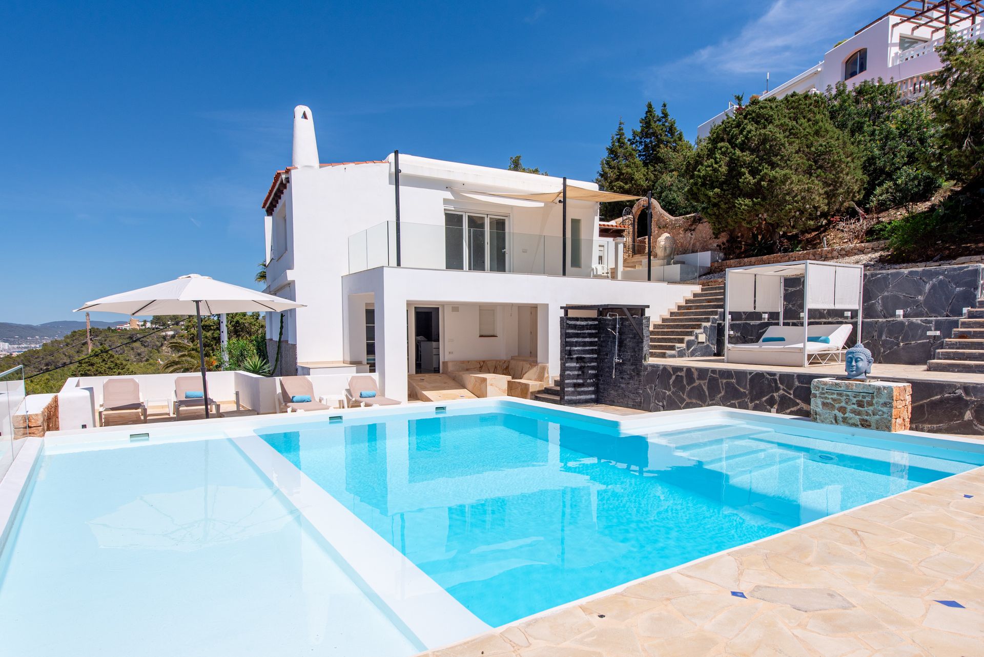 Turn Key Villa on a Hill, with 8 Bedrooms and 180 Degree-Views