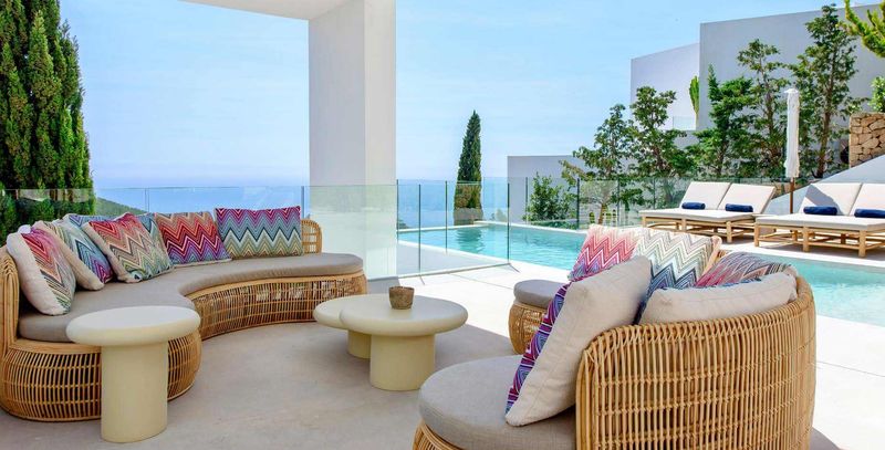 Newly renovated, modern Villa with 5 Meters Floor to Ceiling Windows Newly renovated, modern Villa with 5 Meters Floor to Ceiling Windows