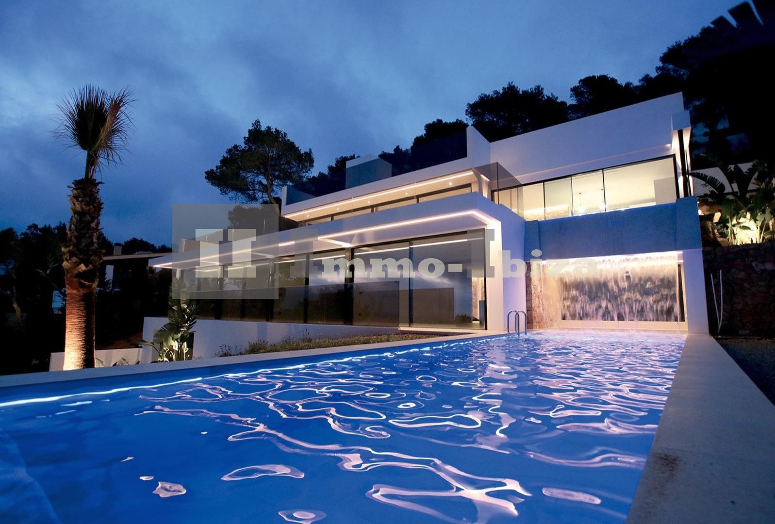 A Newly Built, Modern Villa in a Prime Sunset-Location with Walking-Distance to the Beach