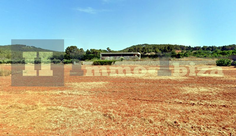 House to reform on a large Plot House to reform on a large Plot