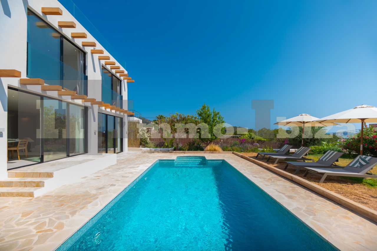 Modern Sophistication Meets Coastal Bliss: An Architectural Gem in Cap Martinet