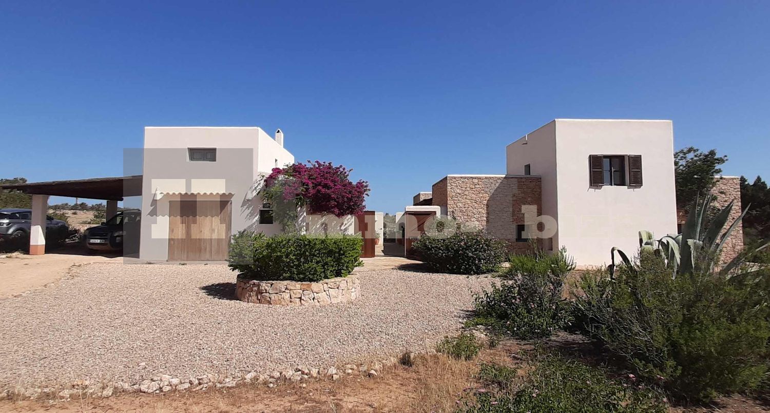 Large, Legal Finca in a Very Silent Location A Majestic Welcome