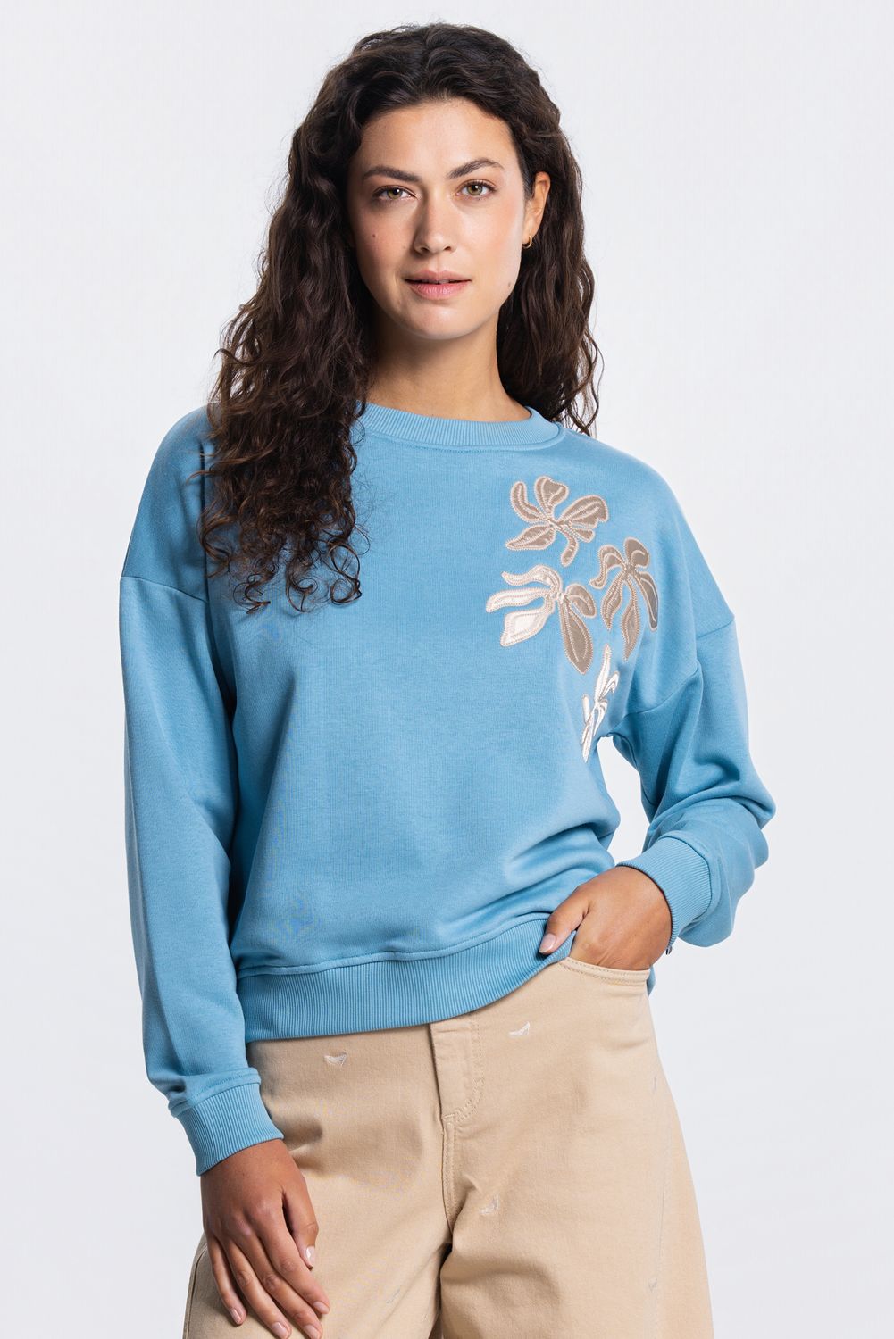 JANSEN-Amsterdam-Maika-SS26-trui-aquamarijn-bloemenborduursel-Lendi