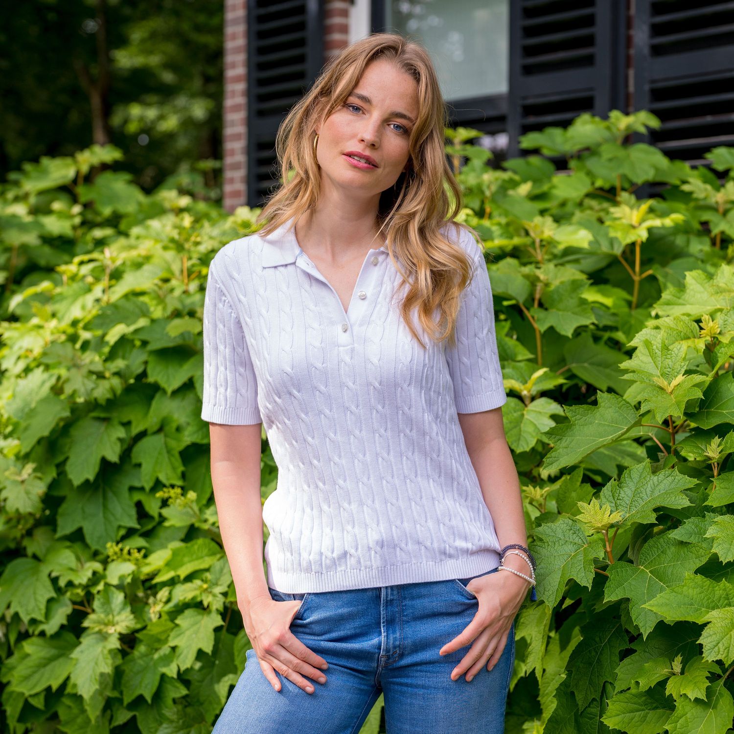 Detail van de polokraag en het fijne witte breisel van de HV Society HVSAnna polo