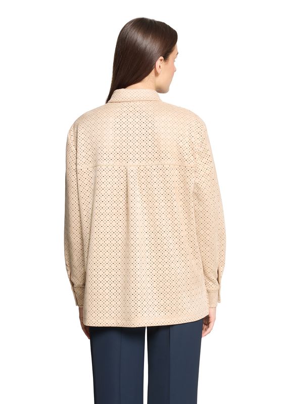 Detail van de knoopsluiting en opgestikte zakken Betty Barclay blouse beige