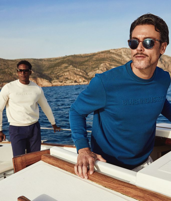 Lifestyle van de ribgebreide hals en logo-badge Blue Industry Denim trui