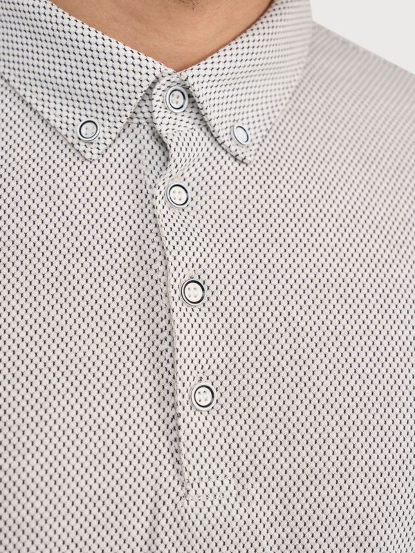 Detail van de button-down kraag en gebreide structuur Blue Industry Navy