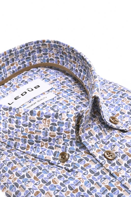 Detail van de Button Down boord en het middenblauwe dessin met roze accenten Ledûb