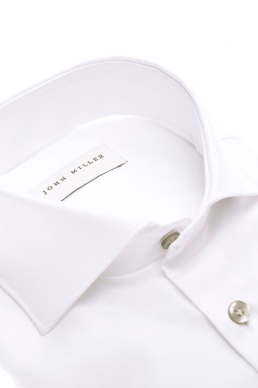 Detail van de Wide Spread boord en de gladde witte Non-Iron stof John Miller