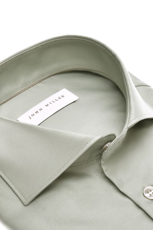 Detail van de Wide Spread boord en de gladde middengroene Non-Iron stof John Miller
