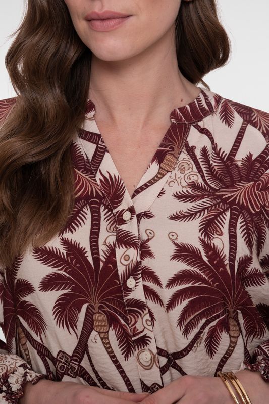 Detail van de soepele viscose stof en print Geisha blouse ecru rood
