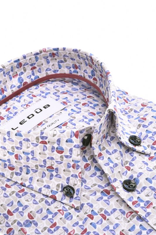 Detail van de button-down boord en de grijze print met rood Ledûb