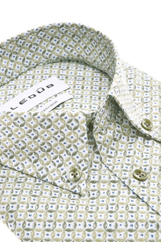 Detail van de button-down boord en de lichtgroene katoenen print Ledûb