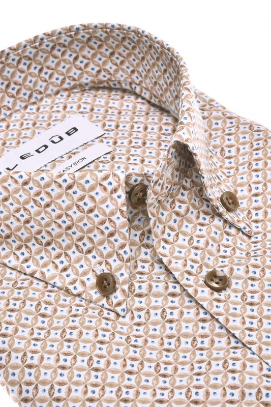 Detail van de button-down boord en lichtbruine print Ledûb overhemd