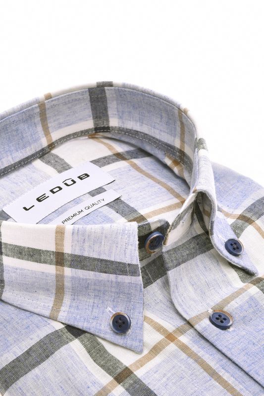 Detail van de button-down boord en linnen-katoen stof Ledûb overhemd