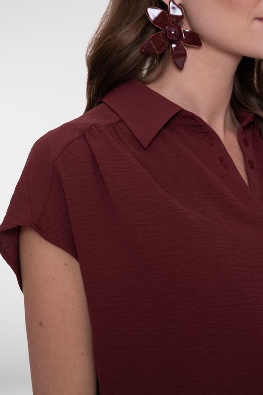 Detail van de crinkle structuur en knoopsluiting Geisha blouse cherry