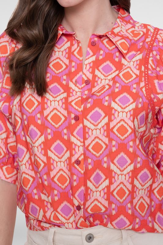 Detail van de crinkle structuur en knoopsluiting Geisha blouse cherry