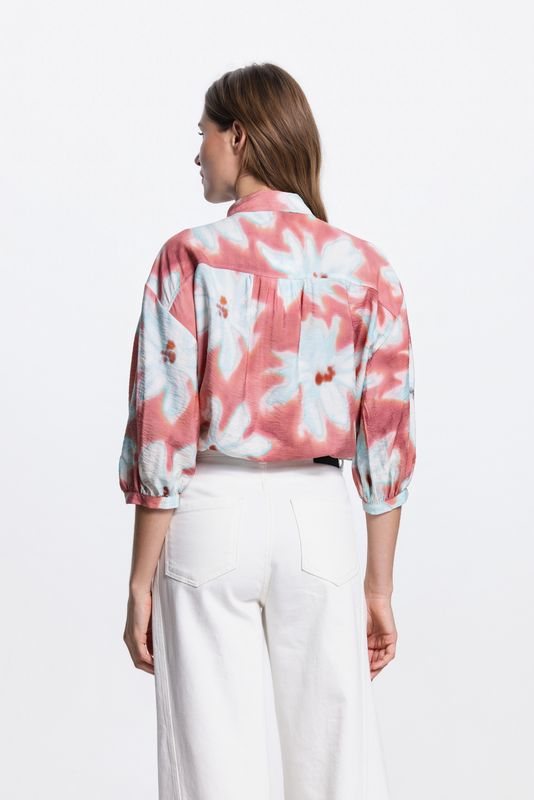 Detail van de pofmouwen en de bloemenprint op de Jansen Amsterdam PIP blouse