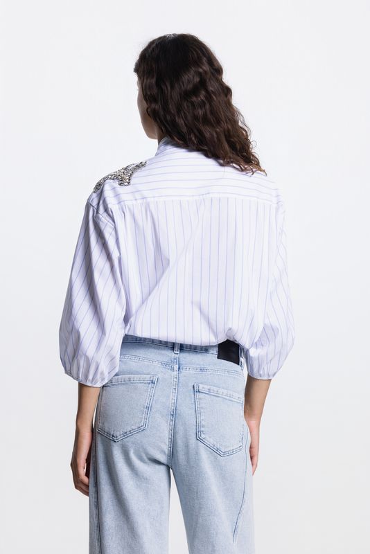Detail van de shiny stones versiering op de schouder van Jansen Amsterdam PARISA blouse