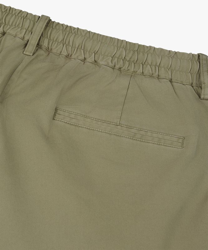 Detail van de elastische tailleband met trekkoord en plooi Profuomo short groen