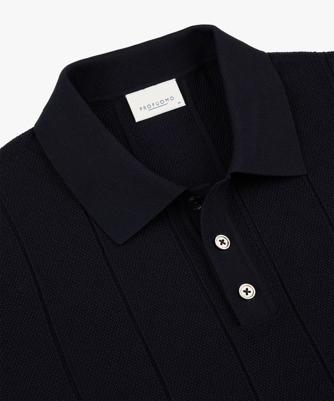 Detail van de navy polokraag en de fijne gebreide katoenstructuur Profuomo