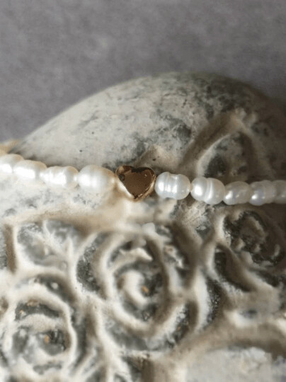 Elastisches Süßwasser-Perlen-Armband, optional mit Herz in roségold, silber oder gold, ca 5-6mm, ab 15,95€