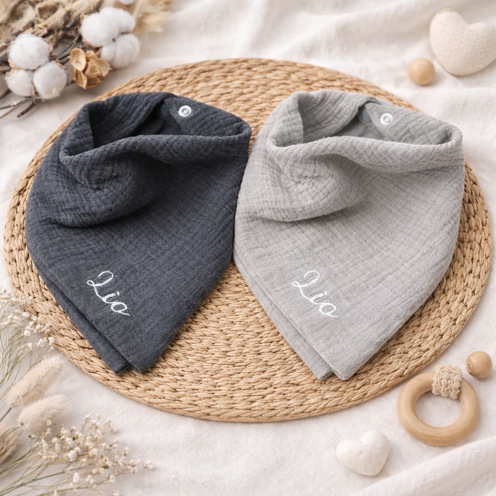 Personalisierbares Dreieckstuch, Musselintuch, Halstuch zum Knöpfen, 4 fach wendbar Personalisierbares Dreieckstuch, Musselintuch, Halstuch zum Knöpfen, 4 fach wendbar