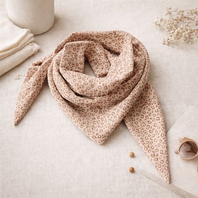 Großes Dreieckstuch LEO aus Musselin zum Binden | Halstuch für Kinder, leoprint in beige braun, personalisierbar