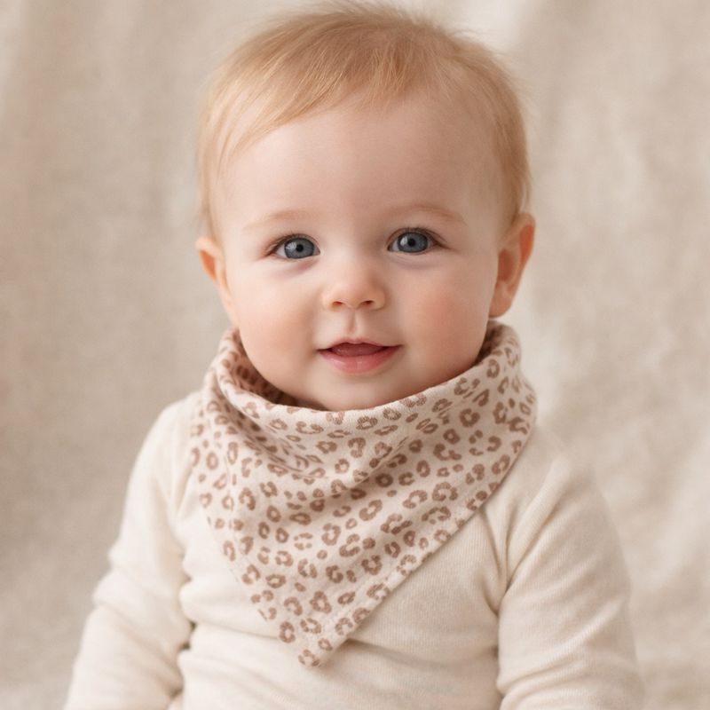 Stylisch schönes Halstuch für Babys und Kleinkinder – Weiches Musselin Dreieckstuch, personalisierbar LEO Print in beige-braun