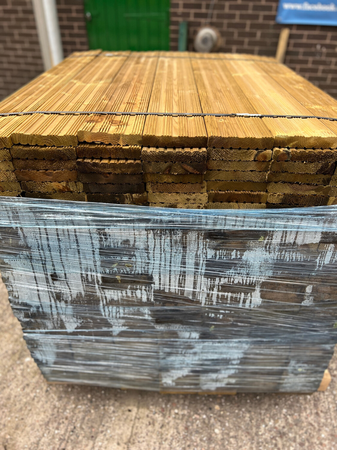 *CLEARANCE PRODUCT - REDUCED TO CLEAR ? * Decking Premium Dual Sided Profiled Ex 150 x 38 (Finish Size 145mm X 28mm) 1.2 Metres ( COLLECTION ONLY )