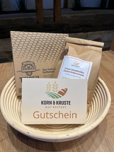 Geschenk Set III
Gutschein mit Gärkörbchen,  1 kg Vollkornmehl, Spültuch Tiger.