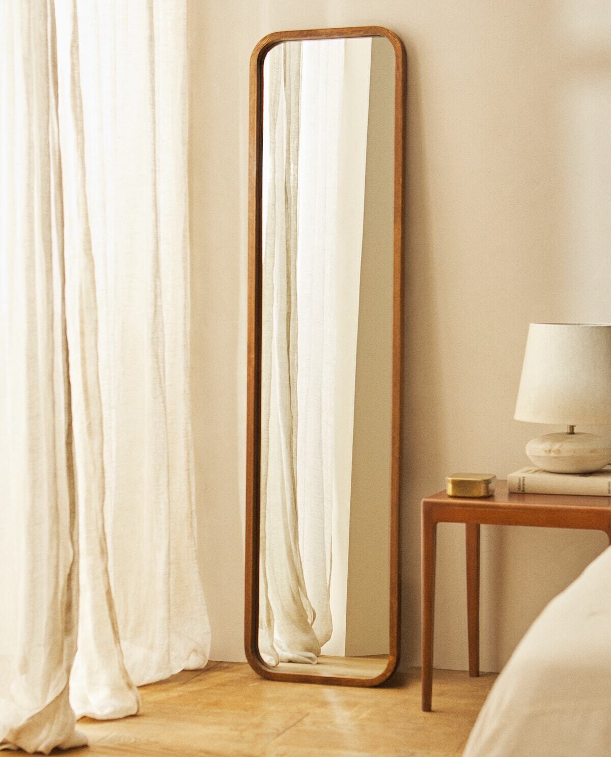 Miroir sur pied en bois