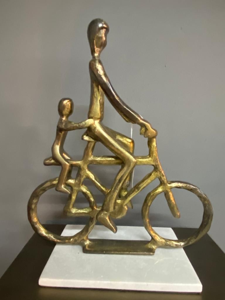 SCULPTURE BICYCLE RIDERS