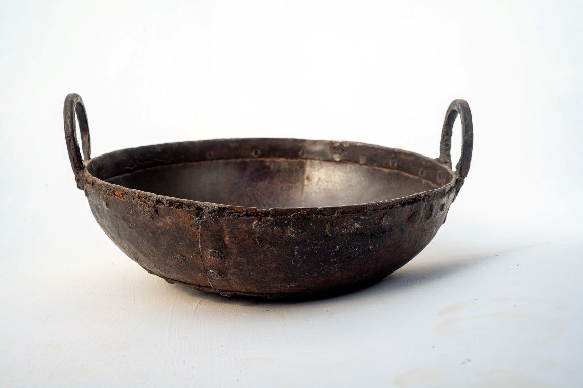 HEAVY IRON POT WITH 2 RINGS