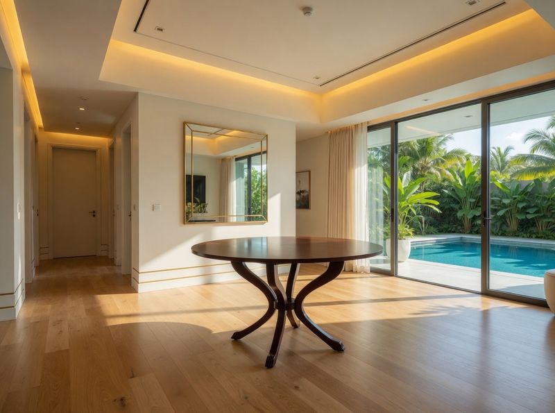 ENTRANCE / DINING TABLE