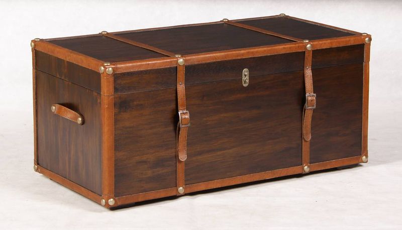 ANTIQUE WOODEN TRUNK