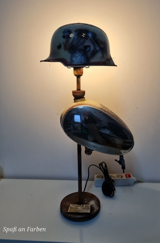 NSU Lampe mit Stahlhelm