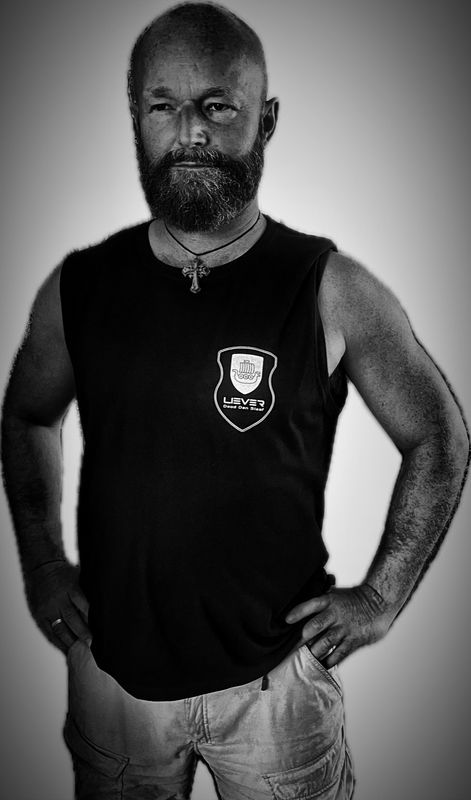 ‘Liever Dood Dan Slaaf®️’ Tanktop 100% Katoen, Zwart met of zonder ‘Wapenschild’ op rug.