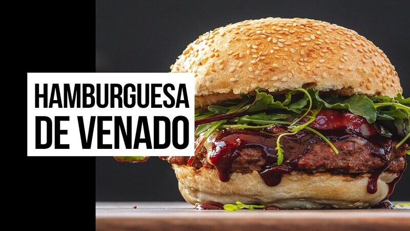 HAMBURGUESA DE VENADO CON QUESO PARA LOS QUE NO SON VEGETARIANOS Y GUARNICIÓN DE PATATAS FRITAS