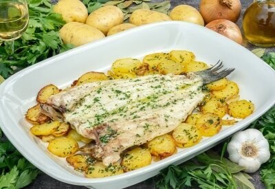 LUBINA  A LA ESPALDA CON ENSALADA (VEGETARIANO)
