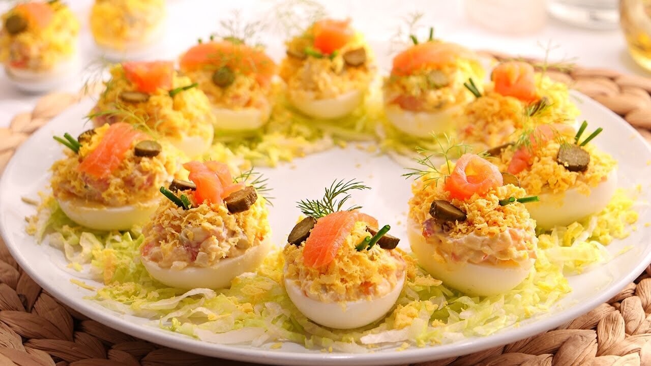 HUEVOS (ecológicos )RELLENOS DE SALMÓN AHUMADO Y AGUACATE CON TOQUE  DE FALSO CAVIAR (VEGETARIANO)
