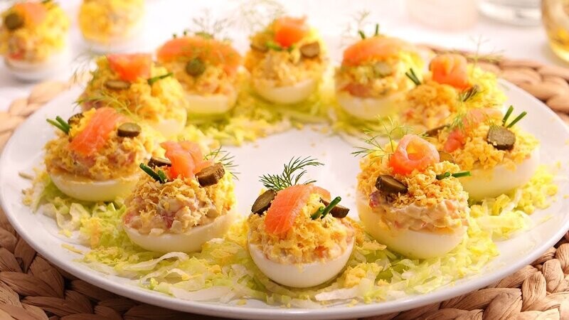 HUEVOS (ecológicos )RELLENOS DE SALMÓN AHUMADO Y AGUACATE CON TOQUE  DE FALSO CAVIAR (VEGETARIANO)