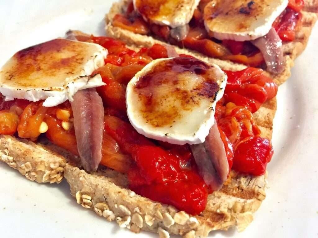 TOSTA DE ANCHOAS QUESO MANCHEGO  Y ASADILLO DE PIMIENTOS ROJOS