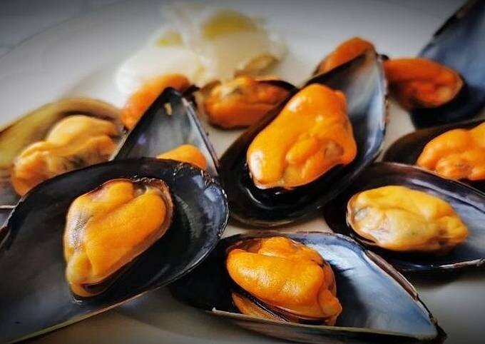 MEJILLONES AL VAPOR EN SALSA (según temporada)