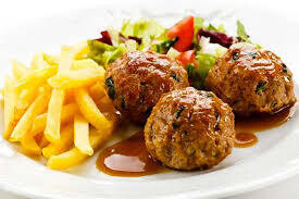 ALBÓNDIGAS DE GARBANZOS CON REDUCCIÓN  DE TOMATE CASERO Y  PATATAS A LA ALBAHACA (VEGANO)